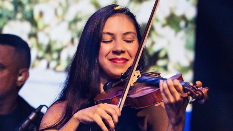 A-violinista-Brenda-Valeriano-e-formada-em-Musica-e-publicou-trabalho-academico-sobre-a-Instituicao-Aparecido-Savegnago-em-revista-da-USP-Credito-foto-Arquivo-pessoal