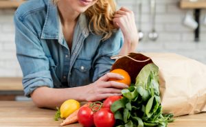 Escolhas-simples-a-mesa-ajudam-a-fortalecer-a-imunidade-e-a-manter-o-corpo-saudavel-Credito-Freepik