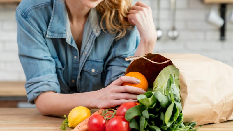 Escolhas-simples-a-mesa-ajudam-a-fortalecer-a-imunidade-e-a-manter-o-corpo-saudavel-Credito-Freepik