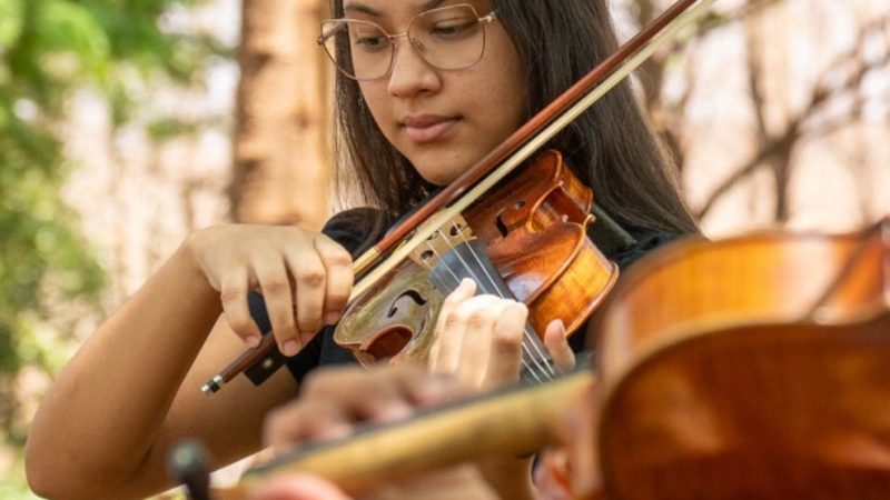 Gabrielle-Almeida-de-Oliveira-e-aluna-de-violino-da-IAS-desde-2017-1