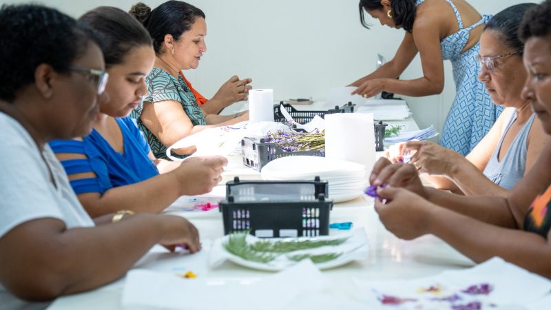 Maes-de-alunos-durante-oficina-de-cartoes-de-orquideas-na-Instituicao-Aparecido-Savegnago-Credito-foto-Divulgacao