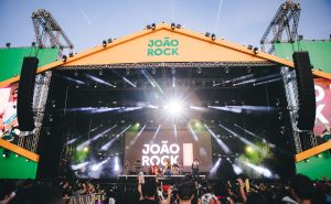 Nesta-edicao-o-Palco-Brasil-que-homenageia-movimentos-regioes-e-icones-nacionais-apresentara-o-tema-_De-Norte-a-Sul_-Credito_-Divulgacao_Joao-Rock