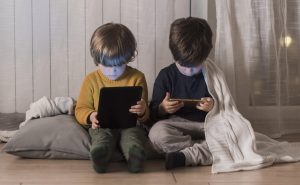 Pediatra-recomenda-estabelecer-horarios-para-o-uso-dos-dispositivos-e-evitar-telas-durante-as-refeicoes-Credito-Banco-de-imagensMagnific.jpg