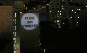 Pense-nos-porques_projecao-bazuca_Caue-Maia